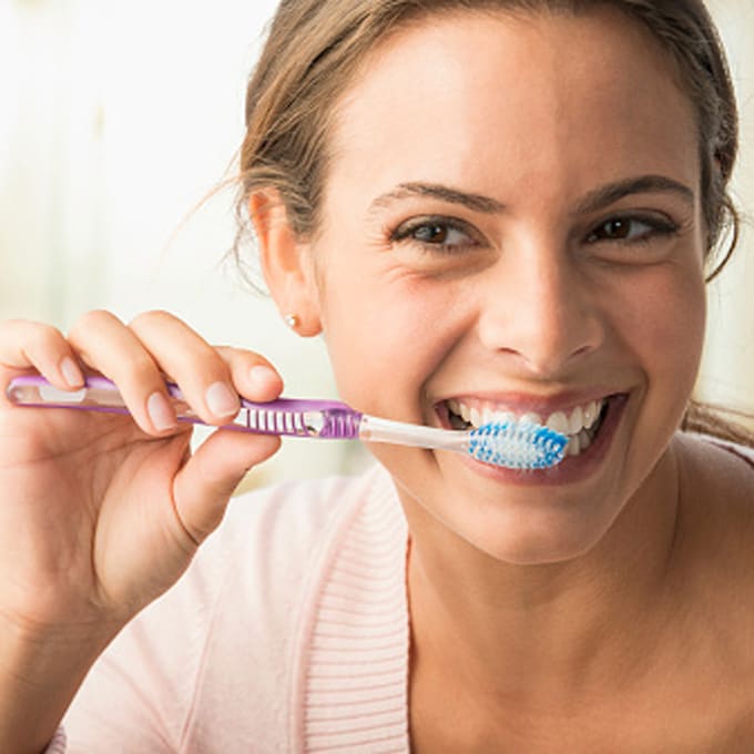 Cepillarte justo después de cada comida y otros errores que ponen en riesgo tu salud dental