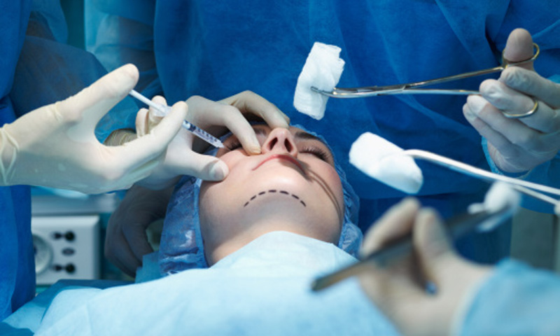 Cirugía estética: Consejos para evitar riesgos si quieres pasar por el quirófano