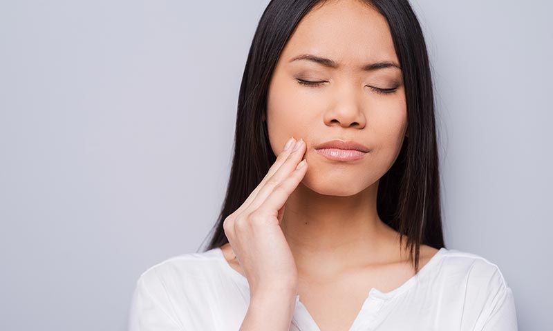 Si te despiertas con dolor de cabeza puede ser porque tus dientes rechinan de noche
