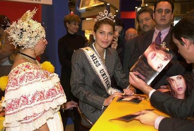 Justine Pasek, Miss Universo 2002, pasea su belleza por Madrid