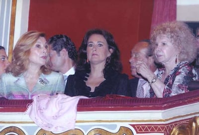 La duquesa de Alba y Carmen Tello aplaudieron a Isabel Pantoja en su brillante concierto de Sevilla