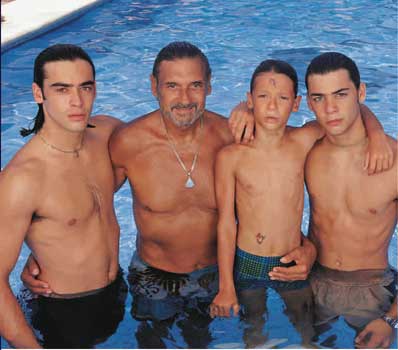 Marc Ostarcevic, vacaciones en Ibiza con sus tres hijos