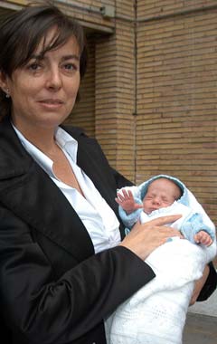 Matilde Solís abandonó la clínica con su hijo Francisco de Borja