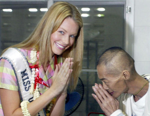 Jennifer Hawkins, Miss Universo 2004, lleva a Tailandia un mensaje de esperanza