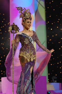 Plumas y banderas llenan el primer desfile de las aspirantes a Miss Universo