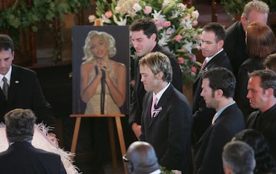Multitudinario entierro de Anna Nicole Smith en las Bahamas