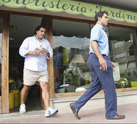 Luis Alfonso de Borbón, vacaciones en Galicia con su esposa y José Campos