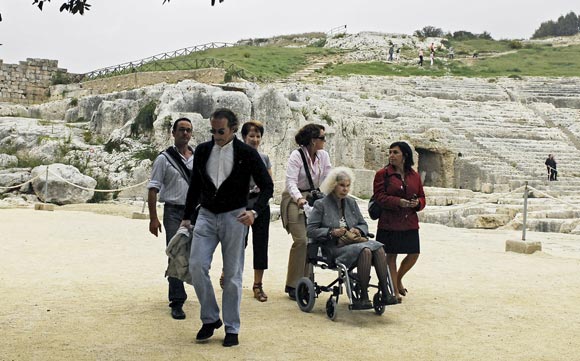 El recorrido turístico de la Duquesa de Alba y Alfonso Díez en Sicilia