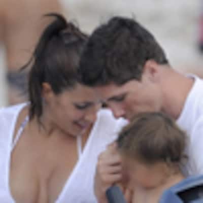Las tiernas imágenes de Fernando Torres y Olalla Domínguez con la pequeña Nora durante sus vacaciones en Ibiza
