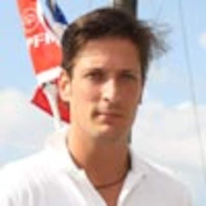 Luis Medina, 'marinero' en el barco que patrociona en la Copa del Rey de Vela