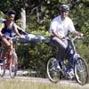 La familia Obama apura los últimos días de sus vacaciones disfrutando de un divertido paseo en bicicleta