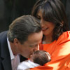 El primer ministro David Cameron y su esposa, Samantha, posan con su hija recién nacida a las puertas de su casa