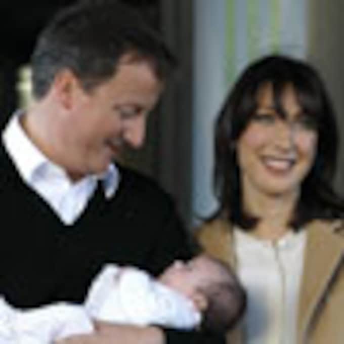 David Cameron saca tiempo en la Conferencia del Partido Conservador para reunirse con su esposa y su hija en la estación de tren