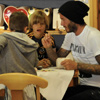 David Beckham muestra su faceta más artística con sus hijos, Romeo y Cruz