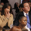 Un año y medio después del fallecimiento de su hijo, el primer ministro británico, David Cameron, y su esposa realizan una emotiva visita a su colegio