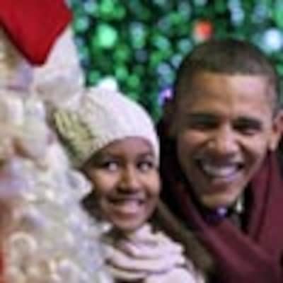La familia Obama enciende las luces del árbol de Navidad de la Casa Blanca