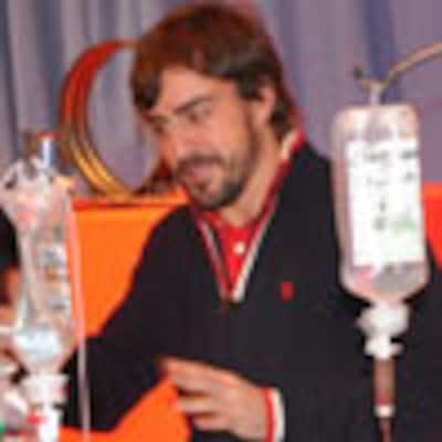 Fernando Alonso hace magia para los niños ingresados en el Hospital Niño Jesús de Madrid