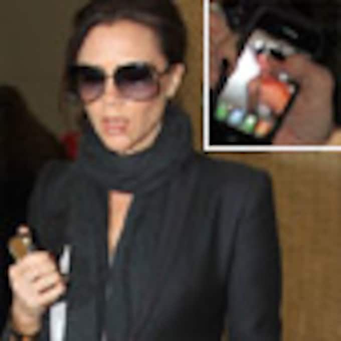 ¿Qué lleva Victoria Beckham de salvapantallas en su exclusivo teléfono de oro?