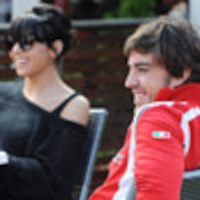 Fernando Alonso se consuela con Raquel del Rosario tras no conseguir subirse al podio en el Gran Premio de Australia