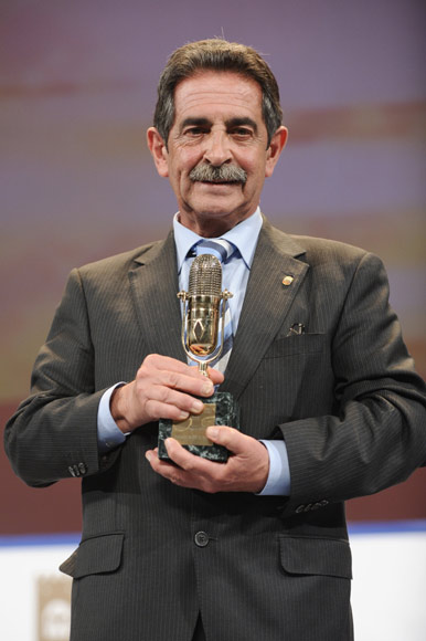 Premios que se extravían, políticos que no saben quién es Mario Casas… Descubrimos gracias a Twitter las anécdotas más divertidas de los Micrófonos de Oro