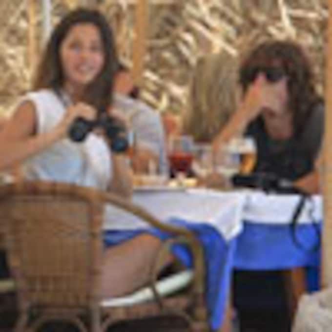 Malena Costa y Carles Puyol, días de playa y relax bajo el sol de Ibiza