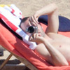 Andrés Iniesta se convierte en 'paparazzi' en las playas de Cerdeña