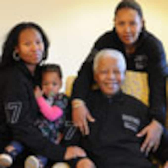 Nelson Mandela sopla las velas de su 93 cumpleaños arropado por toda su familia