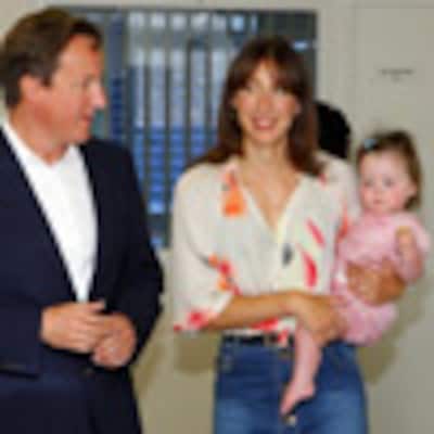 El primer ministro británico, David Cameron, y su mujer, Samantha, llevan a su hija Florence Rose al hospital en el que nació antes de lo previsto