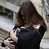 Carla Bruni abandona el hospital con su hija Giulia en brazos