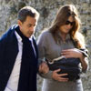 El primer paseo de Nicolás Sarkozy y Carla Bruni con su hija Giulia