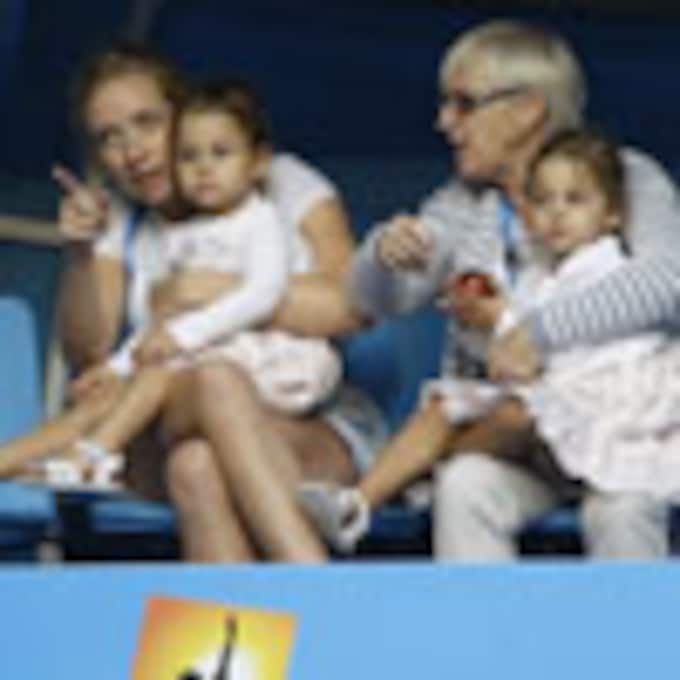 Las gemelas de Roger Federer, muy pendientes de su padre en el partido que ha disputado en Australia contra Rafa Nadal
