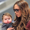Victoria Beckham y su hija Harper reaparecen marcando estilo en el aeropuerto