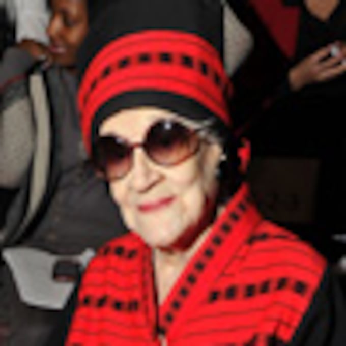 Amaba la moda y pasó sus últimos momentos disfrutanto de su pasión: la 'fashion victim' Zelda Kaplan fallece a los 95 años en pleno desfile