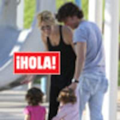 En ¡HOLA!: Nicolás Vallejo-Nágera y Carolina Cerezuela tarde de juegos con sus respectivos hijos en un parque de Miami