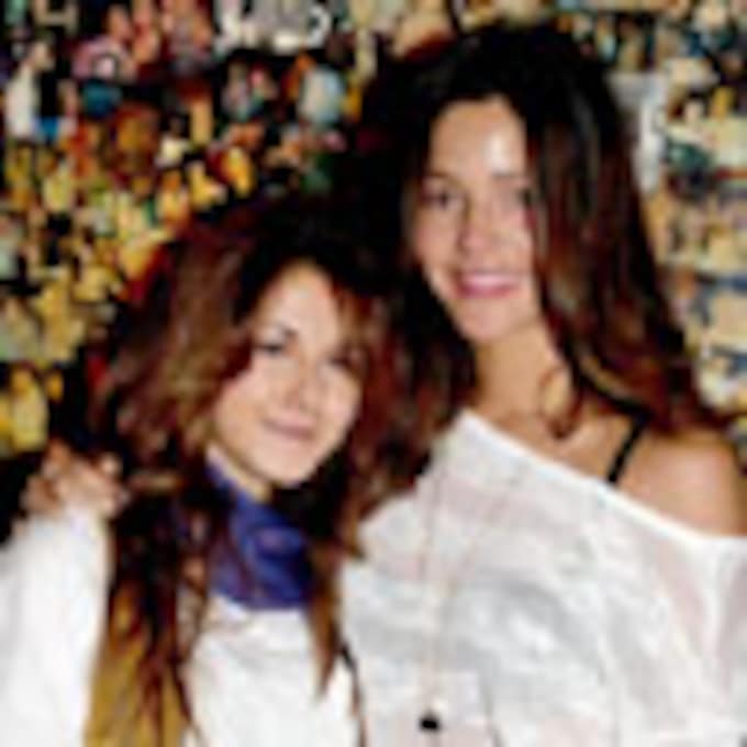Malena Costa arropa a su hermana Lucía en su debut como cantante