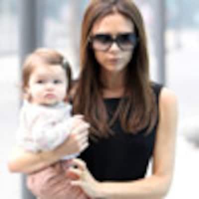 Harper Beckham, de compras por Beijing conjuntada con mamá
