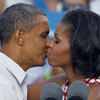 Besos y más besos, los Obama protagonizan su campaña electoral más romántica