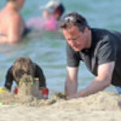 El primer ministro David Cameron, como un niño jugando con sus hijos en las playas de Mallorca