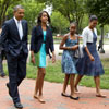Obama hace un alto en la campaña electoral para ir a misa con su familia