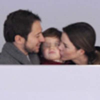 Amelia Bono y Manuel Martos se 'comen' a besos a sus hijos