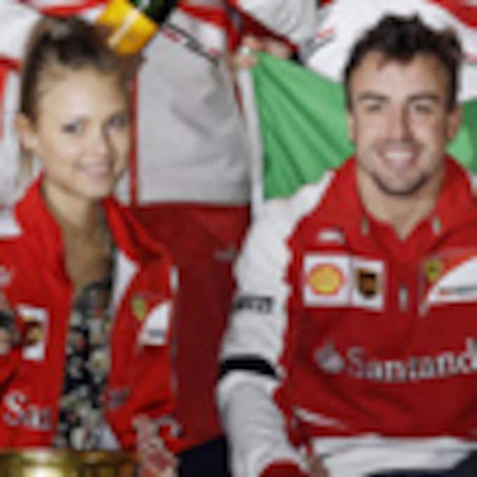 Fernando Alonso amplía su leyenda con el apoyo de su talismán, Dasha Kapustina