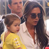 Victoria Beckham y Harper vuelven a marcar estilo en el aeropuerto