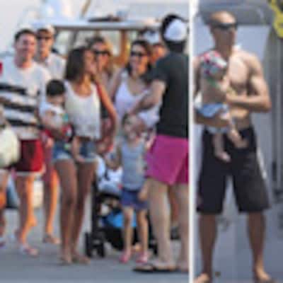 Los bebés de los futbolistas disfrutan de las playas de Ibiza a la espera de 'los nuevos fichajes'