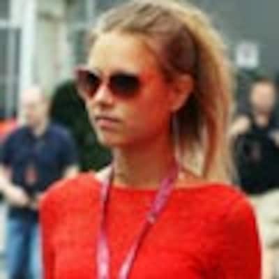 Dasha Kapustina, novia de Fernando Alonso, una atractiva mujer de rojo en el 'paddock' de Ferrari