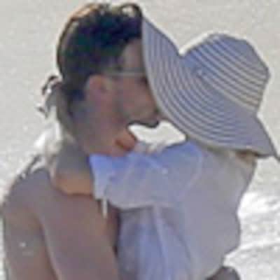 Olivia Palermo, jornada de besos en la playa con su prometido Johannes Huebl