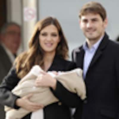 Sara Carbonero e Iker Casillas abandonan el hospital con el pequeño Martín