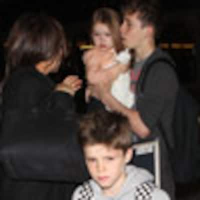 Victoria y Harper Beckham, escoltadas por sus chicos en el aeropuerto de Los Ángeles