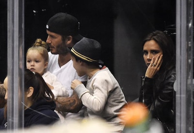 Harper Beckham, feliz en los brazos de papá en un día familiar de hockey