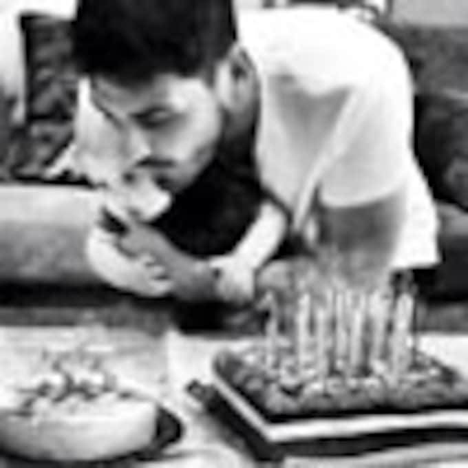 Martín ayuda a su papá, Iker Casillas, a soplar sus velas de cumpleaños