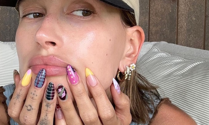 'Mismatched nails': la manicura para indecisas que arrasa este verano